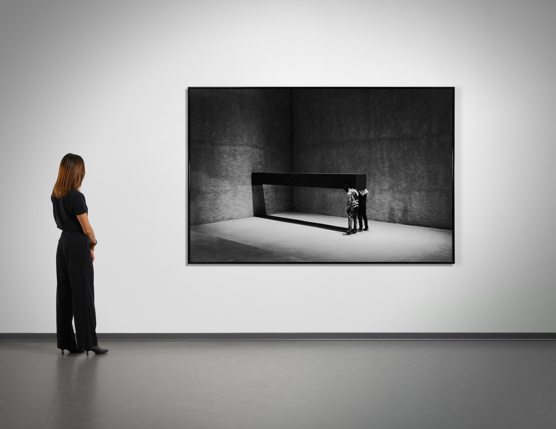 Object measuring 600x57x52 cm held in vertical on the wall - Santiago Sierra - 2016