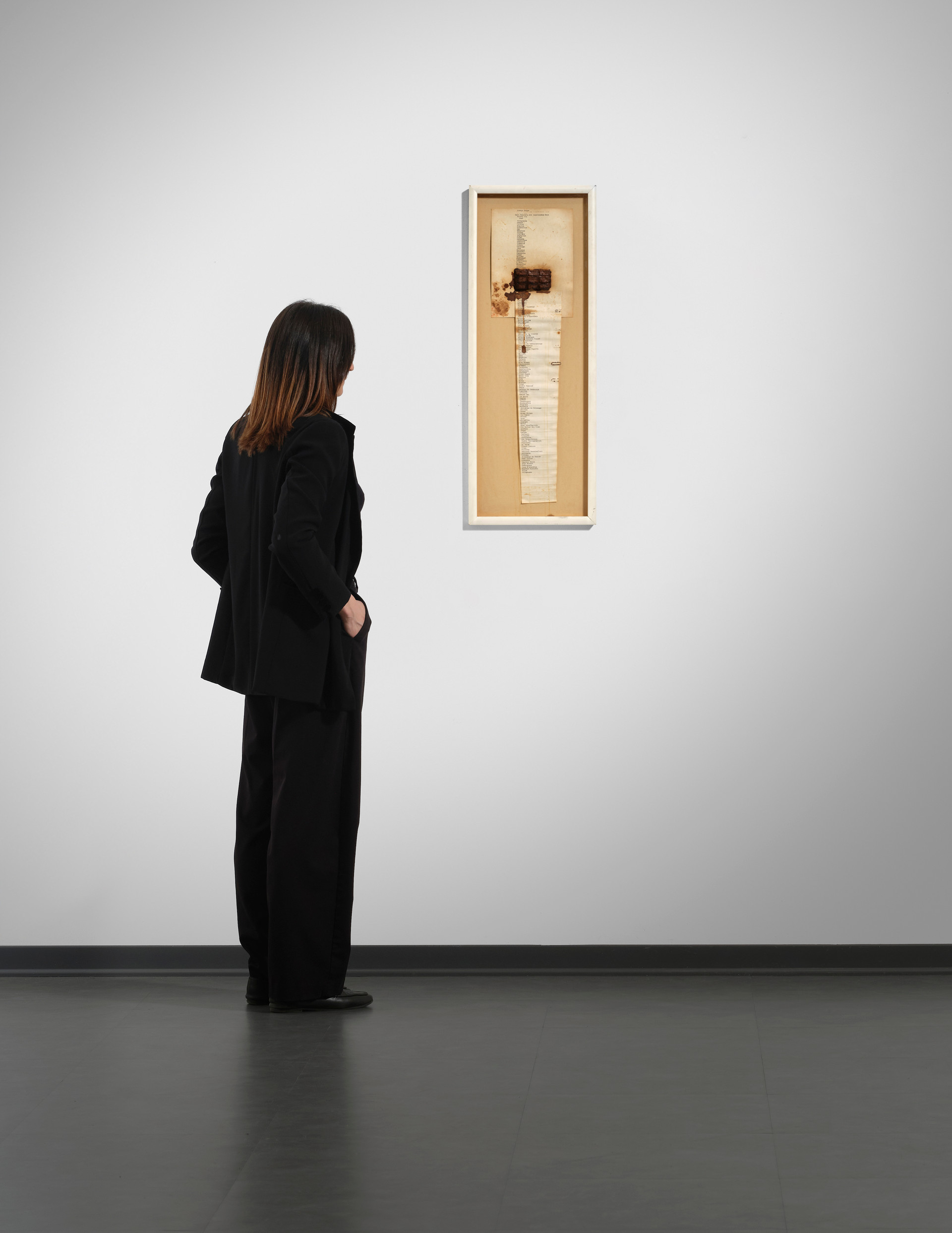 Zwei Fraulein mit leuchtendem Brot - Joseph Beuys - 1966