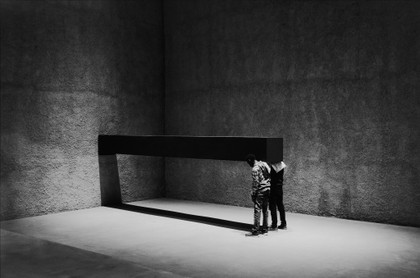 Object measuring 600x57x52 cm held in vertical on the wall - Santiago Sierra - 2016